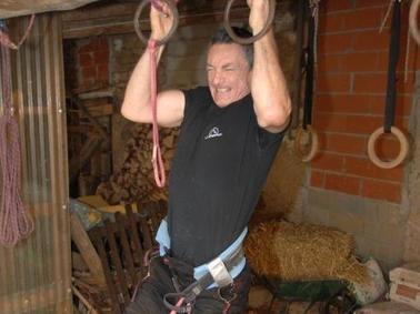 Steve Haston ist 54, weltstärkster Over-50-Kletterer, ein Phänomen an Können, Wissen und Kraft, ein Vorbild und lebende Inspirationsquelle, auch und gerade für positive Klimmzug-Manie.