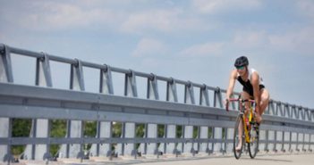 Triathlon für Anfänger: Ausdauertraining für die erste Triathlonsaison So sieht ein idealer Trainingsplan für Triathlon Anfänger aus | Training Grundlagenausdauer, Aufwand, Zeit, Umfänge | Laufen, Rad, Schwimmen, Regeneration
