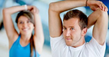 Stretching und Dehnen im Aufwärmen: Sinnvoll oder nicht? Effektives Dehnen und Stretching während dem Aufwärmen bei Sport und Training