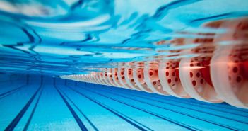 Wie Sie Ihre Schwimmleistung an Land verbessern können
