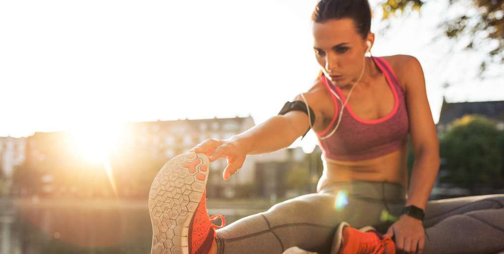 Dehnübungen, um die Muskulatur allgemein flexibel zu halten Dehnübungen entlastet Ihre Muskeln im Alltag und hilft zudem, Sportverletzungen zu vermeiden.