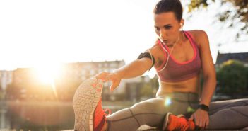 Dehnübungen, um die Muskulatur allgemein flexibel zu halten Dehnübungen entlastet Ihre Muskeln im Alltag und hilft zudem, Sportverletzungen zu vermeiden.