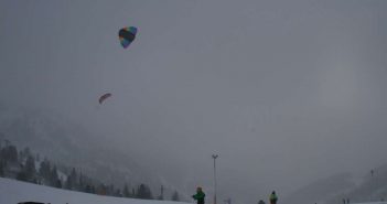 Mit Ski und Drachen durch den Schnee