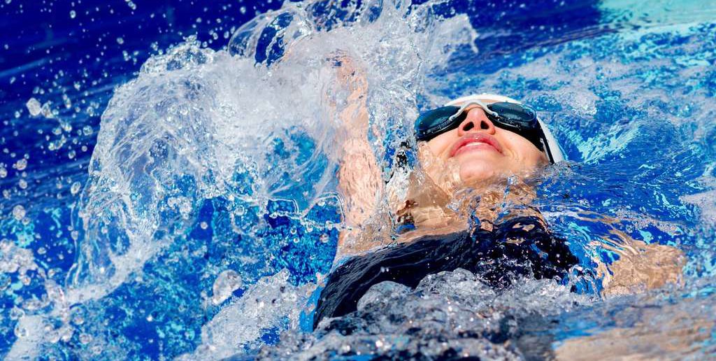 Schwimmen gegen Rückenschmerzen: techniken, tipps und hilfe