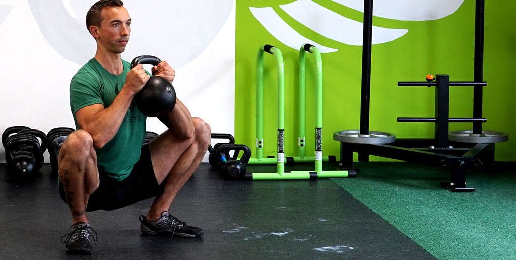 Goblet Squats: richtige Ausführung, Fehler vermeiden, Trainingseinsatz. Vom Trainer und Sportexperten Sebastian Müller