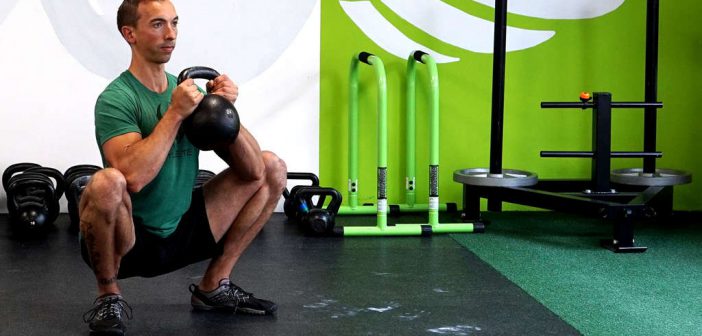 Goblet Squats: richtige Ausführung, Fehler vermeiden, Trainingseinsatz. Vom Trainer und Sportexperten Sebastian Müller