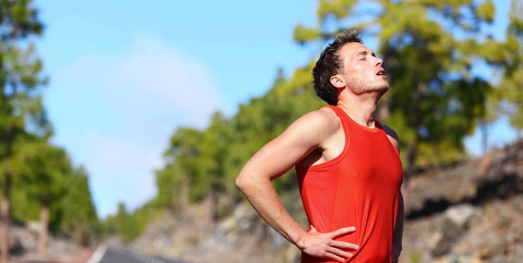 Seitenstechen: Einfache aber effektive Tipps & Übungen gegen den Störfaktor beim Laufen. Alles zur richtigen Atmung, Ursachen & Studien aus der Sportmedizin