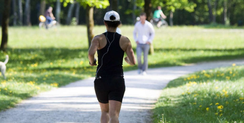 Waldboden oder Asphalt - Was ist der bessere Untergrund zum Laufen und worauf ist laufen am gesündesten? Lauftraining, Ratgeber, Lauftipps