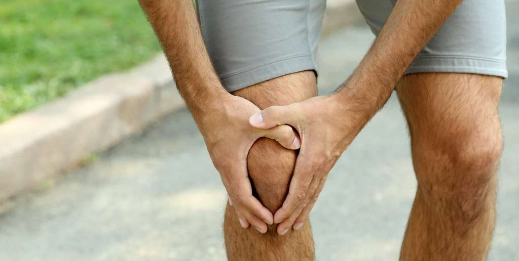 Wie entstehen Knieschmerzen? Ratgeber , Ursachen und Lösungen für Menschen die von Kniebeschwerden betroffen sind