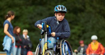 Handcycling für Kinder im Rollstuhl: Video des 1. Tailwind Aktionstags der DSHS und Trainingworld