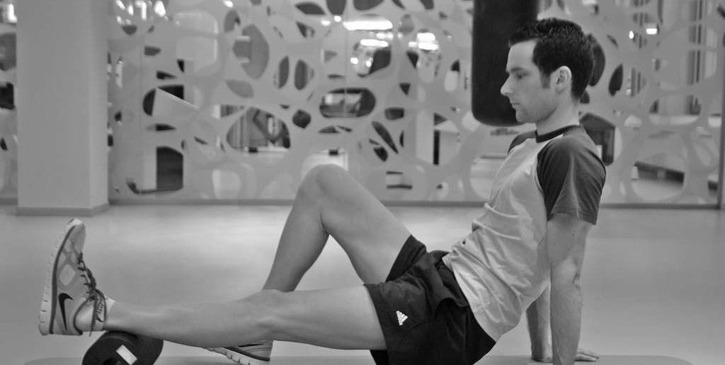 Selbstmassage der Beine mit der Foam Roll