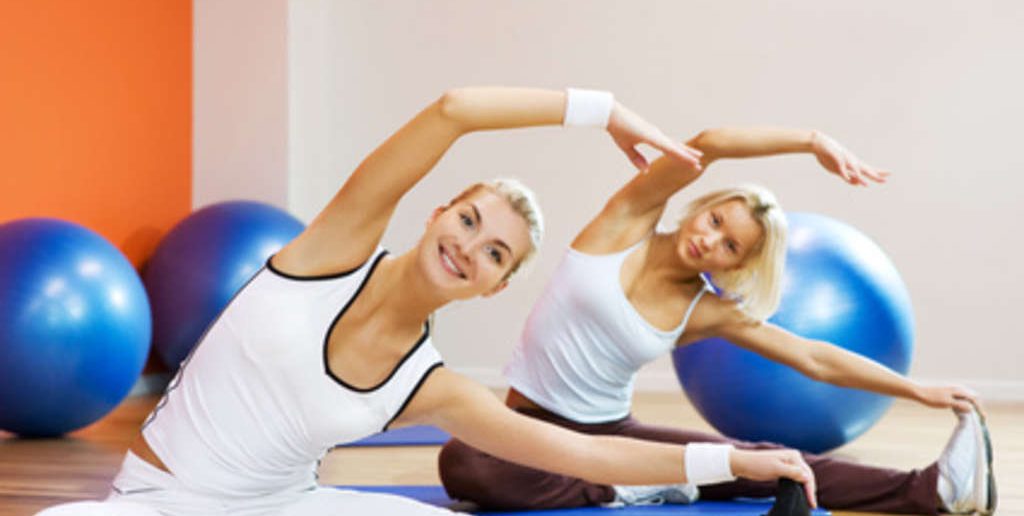 Es gibt dynamische und statische Übungsformen, welche sowohl aktiv als auch passiv ausgeübt werden können. Erfahren Sie alles über effektive Dehnübungen!