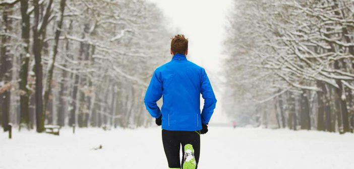 Laufen bei Kälte: Ist ein regelmäßiges Training bei Minustemperaturen überhaupt sinnvoll? Wie reduziere ich das Risiko einer Erkältung?