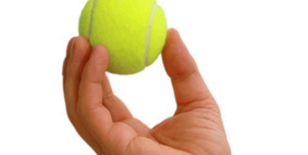 So trainieren Sie den Ballwurf beim Aufschlag