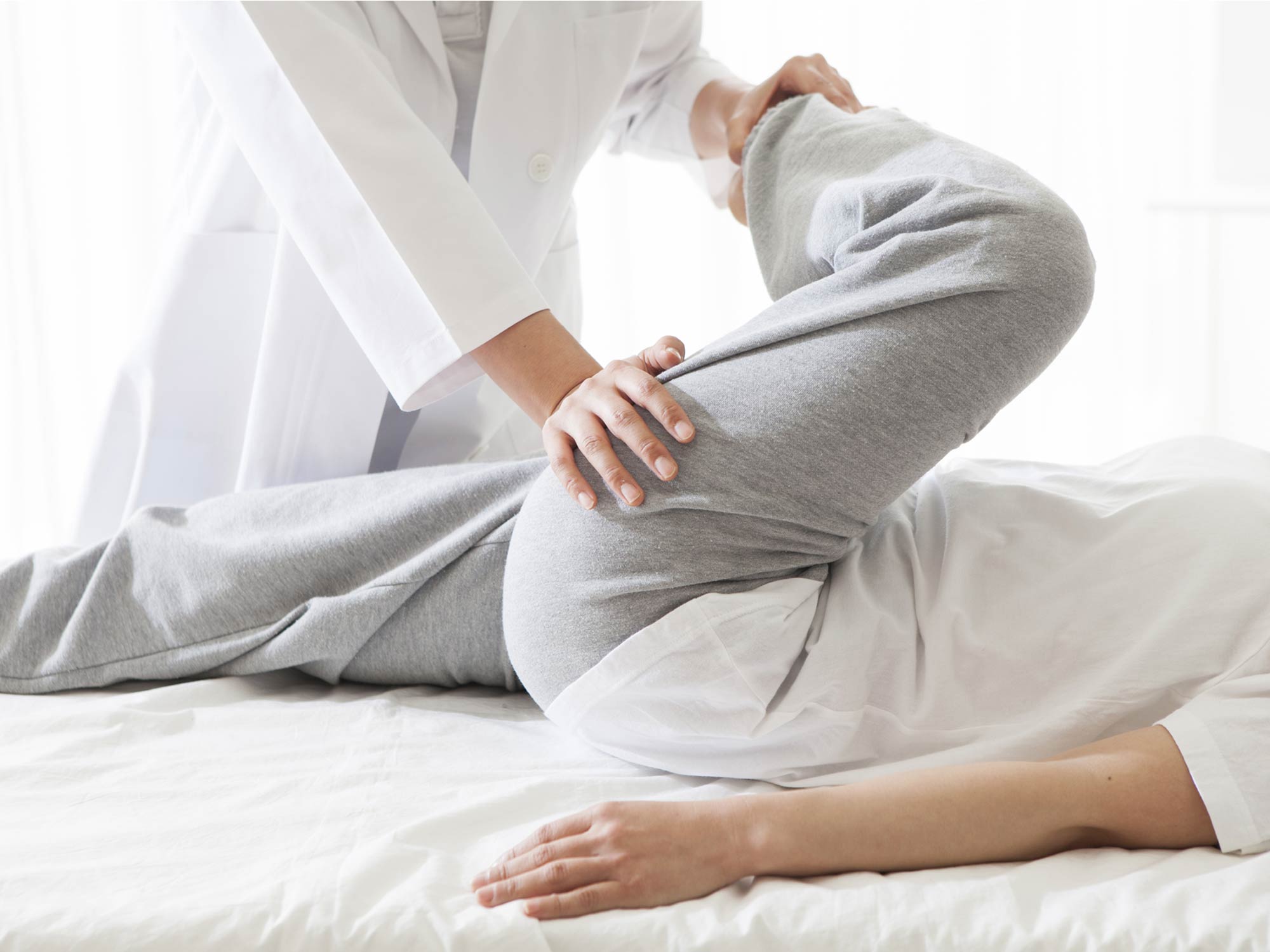Bei Verdacht auf das Piriformis-Syndrom sollten idealerweise ein Sportarzt und ein fachkundiger Physiotherapeut hinzugezogen werden