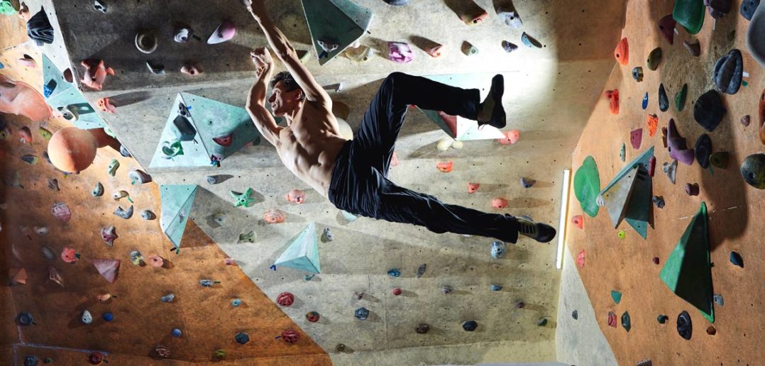 die übungen helfen bei schmerzen in der schulter nach dem klettern.