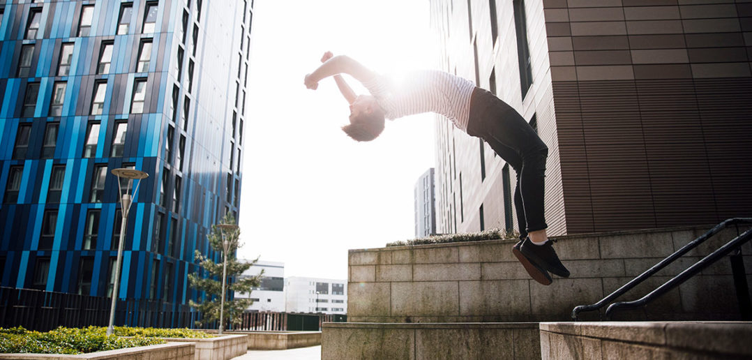 Mit diesen 9 Übungen den Rückwärtssalto oder Backflip lernen