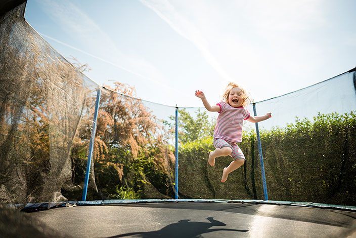 Trampolinspringen: Risiko für Kleinkinder