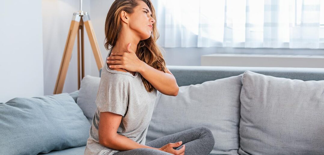 Schulter- Nackenschmerzen: Woher kommen sie, und was kann man dagegen tun? Effektive Übungen und Tipps zur Selbsthilfe für Zuhause.