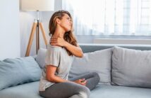 Schulter- Nackenschmerzen: Woher kommen sie, und was kann man dagegen tun? Effektive Übungen und Tipps zur Selbsthilfe für Zuhause.