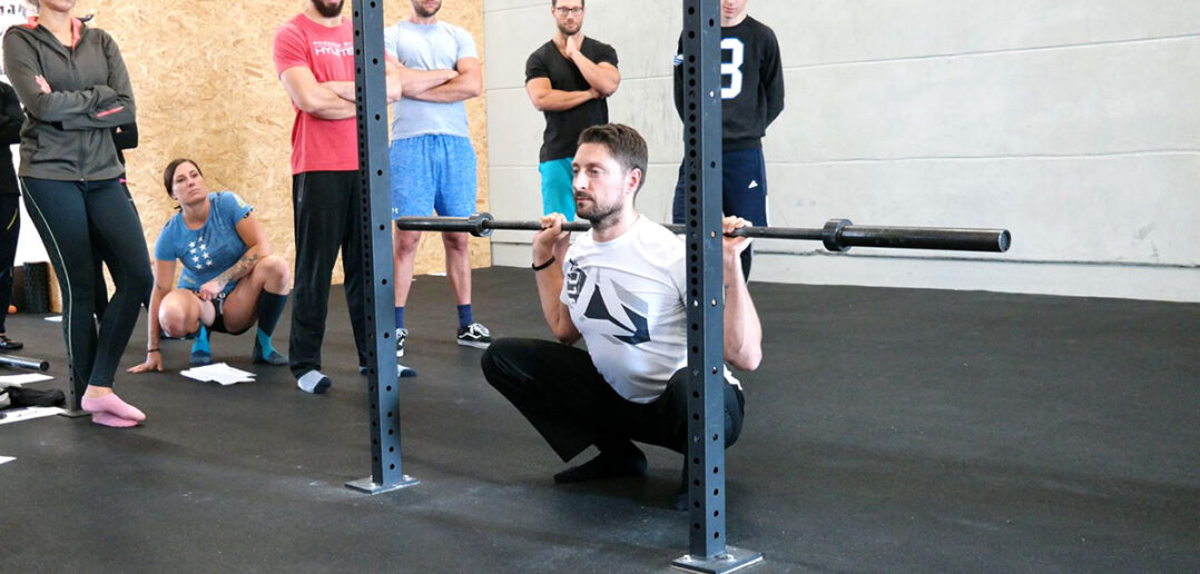 Warum sind Kniebeugen so effektiv? Sportwissenschaftler Patrick Meinart erklärt anhand von 5 Beispielen die Effektivität der Kniebeuge.