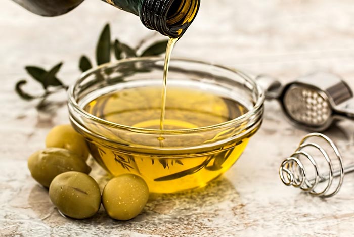 Wer unter Hashimoto leidet sollte beim Kochen lieber zu Omega-3-reichen Ölen wie Leinöl oder Rapsöl greifen