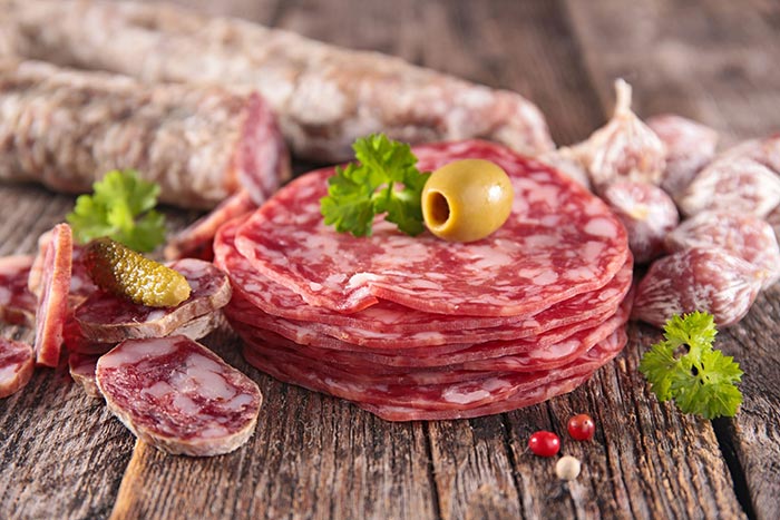 Finger weg bei hashimoto: Stark verarbeitete Fleischwaren sind in der Regel reich an Transfetten - diese führen zu einem erhöhten Cholesterinspiegel des Blutes und können in der Folge sogar Krankheiten wie Arteriosklerose auslösen.