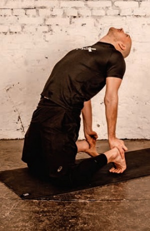 Der Rundrücken ist eine weitverbreitete Haltungsschwäche und führt oft zu Schmerzen. Alles über Entstehung und Therapie, inklusive Übungen. 