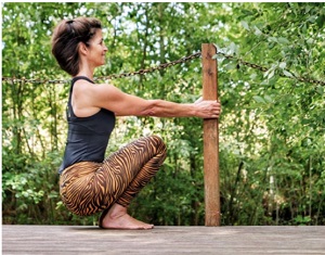 Sitzen ist schlecht für den Körper - das ist klar. Doch wie beeinflusst das Sitzen auf dem Stuhl unsere Anatomie und Beweglichkeit?